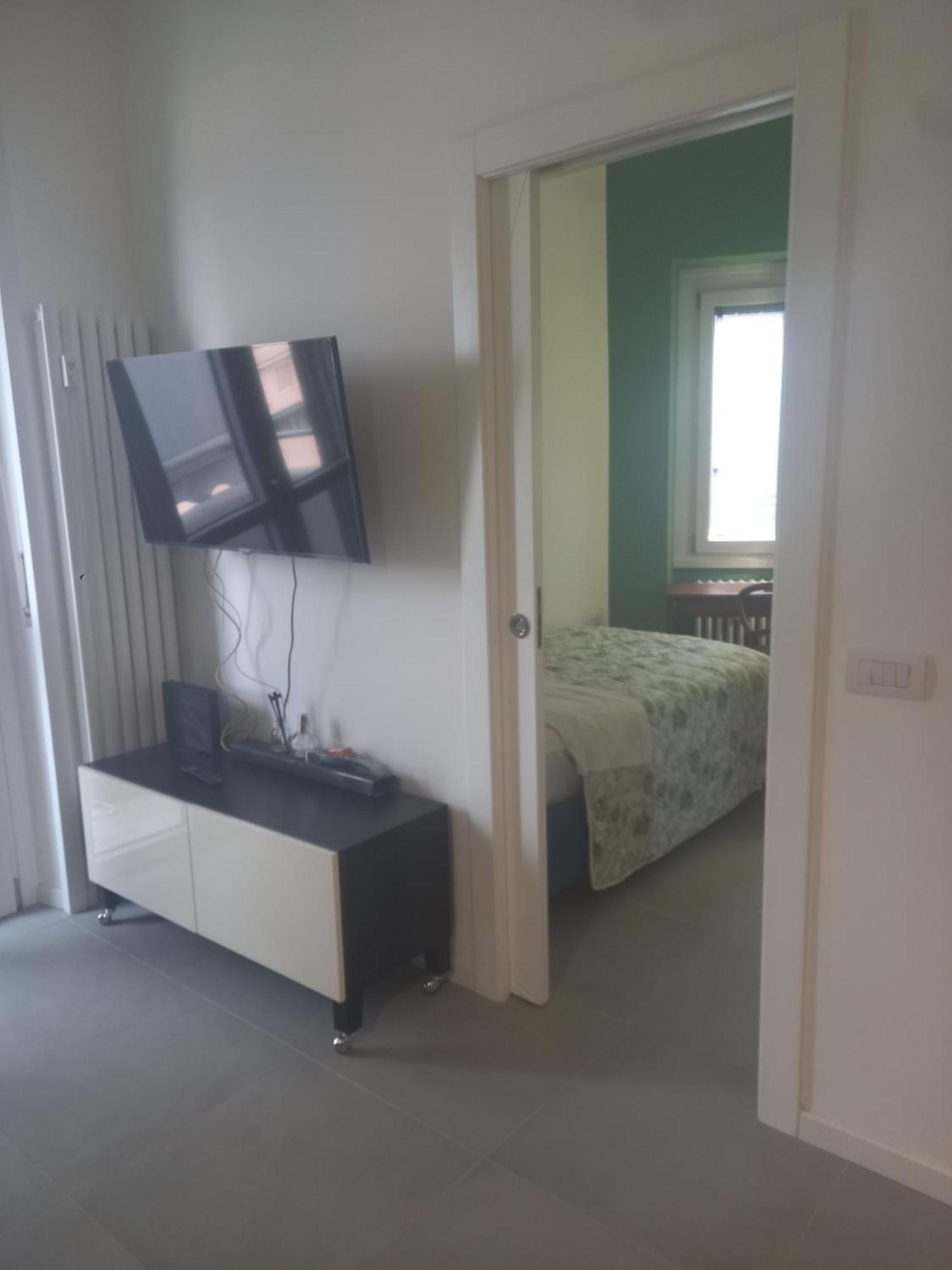 - Porta Romana Newly 2 Bedrooms With 2 Bathrooms Subway Metro 3 Stops To Duomo