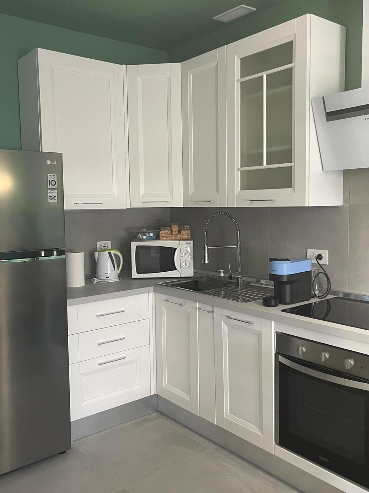 - Porta Romana Newly 2 Bedrooms With 2 Bathrooms Subway Metro 3 Stops To Duomo Apartment